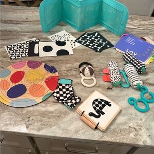 Lovevery The looker Complete Set Newborn weeks 0-12 Colorful Kids Activity Set